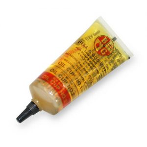 Tube of yellow lubricant oil with Asian text on a white background.